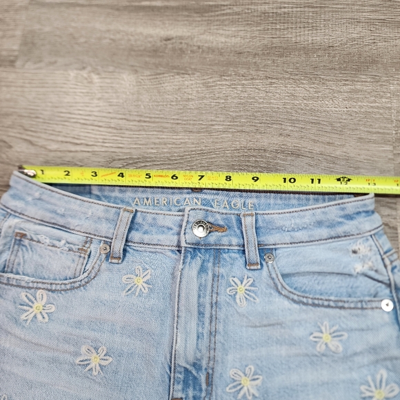 AMERICAN EAGLE Daisy Flower Embroidered Cut Off Distressed Denim Jean Shorts 2 - Picture 5 of 14
